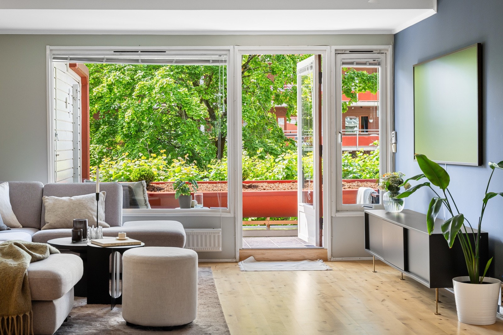 Lys og luftig stue med store vindusflater og utgang til solrik og skjermet terrasse Galleribilde