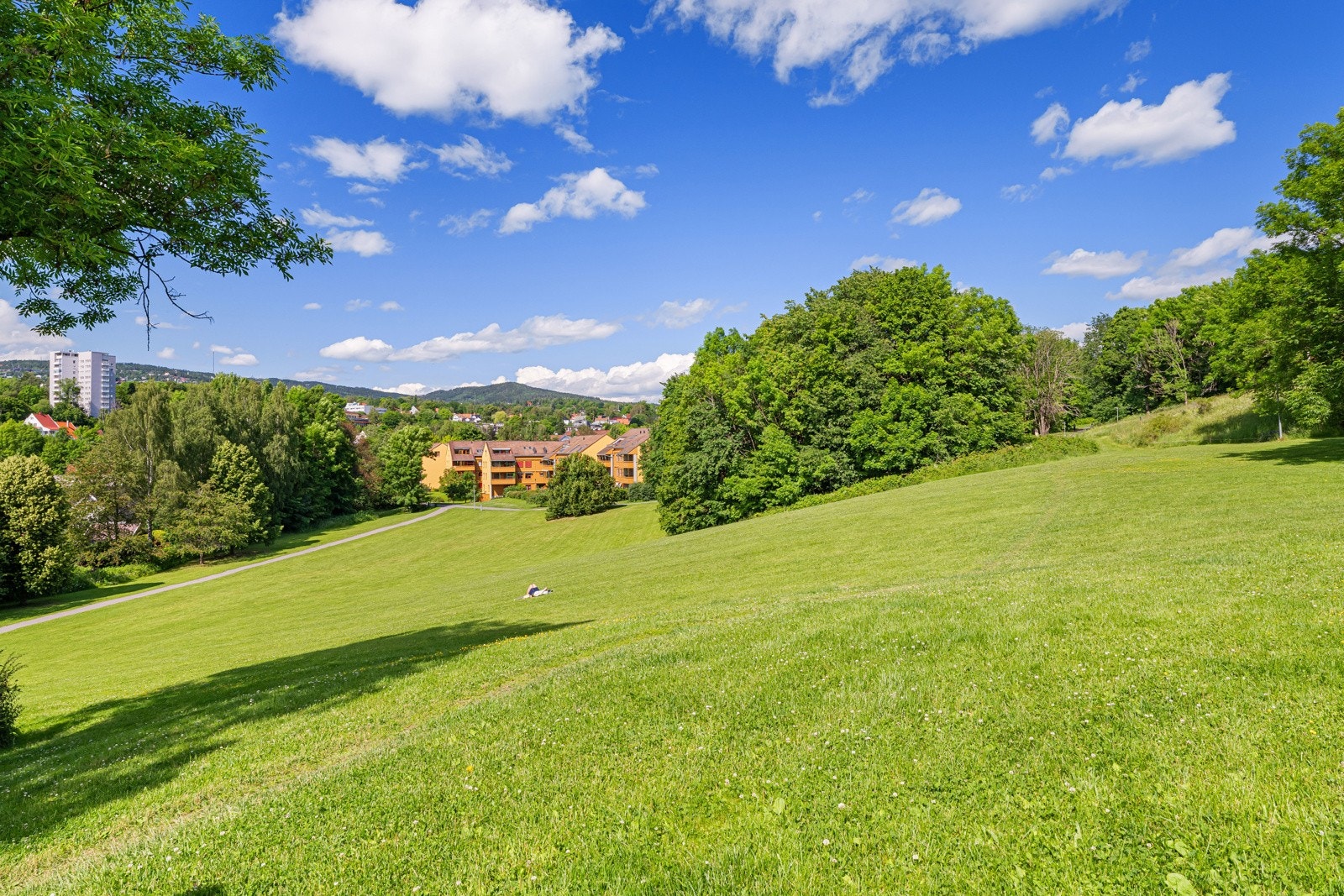 Rundt boligen finner du unike grøntområder som virkelig skiller seg ut i Oslo. Her trenger du ikke pakke bagen for å komme deg ut i parken - du bor midt i den. Galleribilde