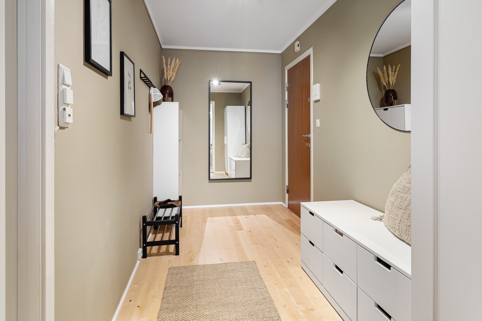 God plass til å sette fra seg skoe og det man har i hendene Galleribilde