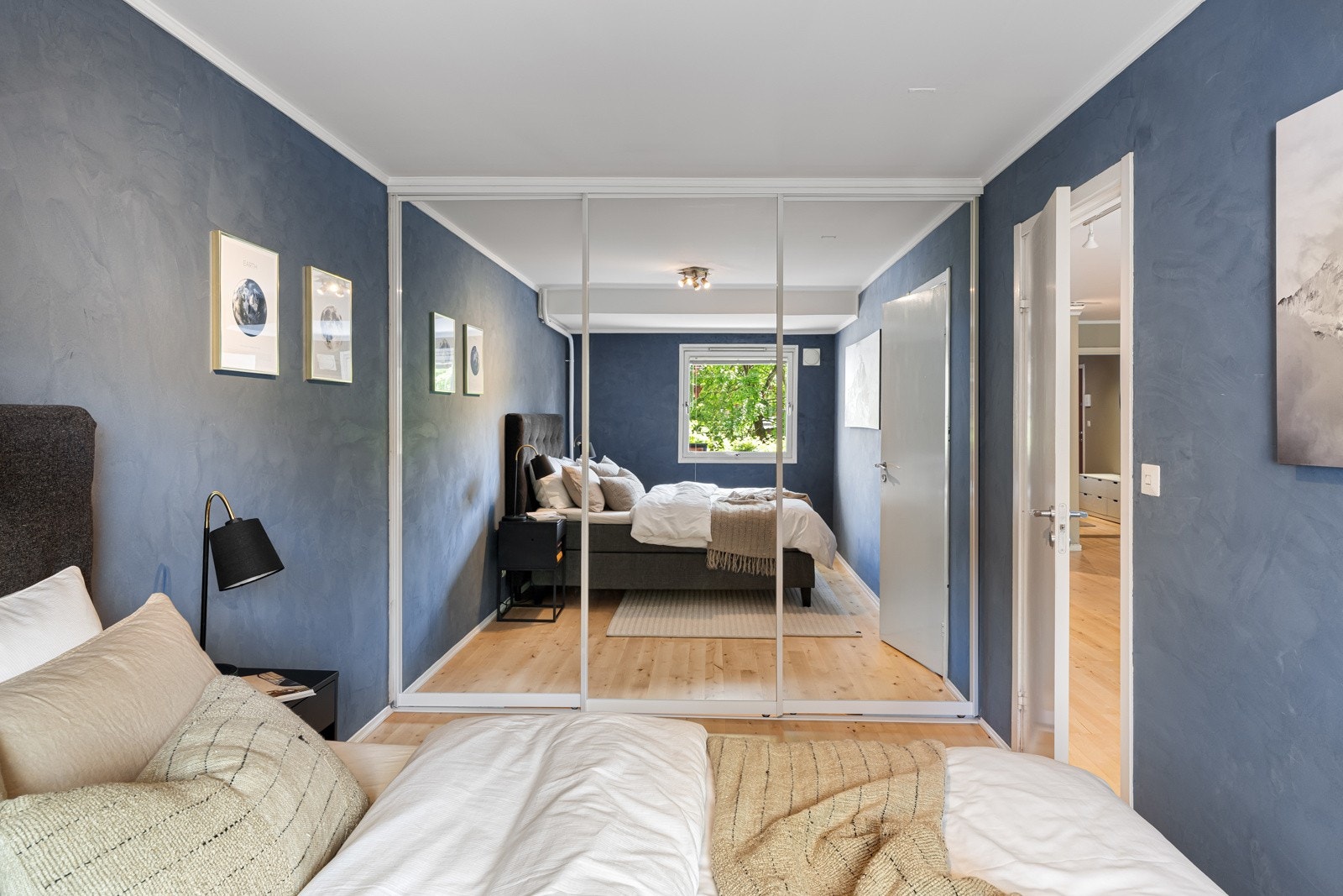 Romslig soverom med walk-in Galleribilde