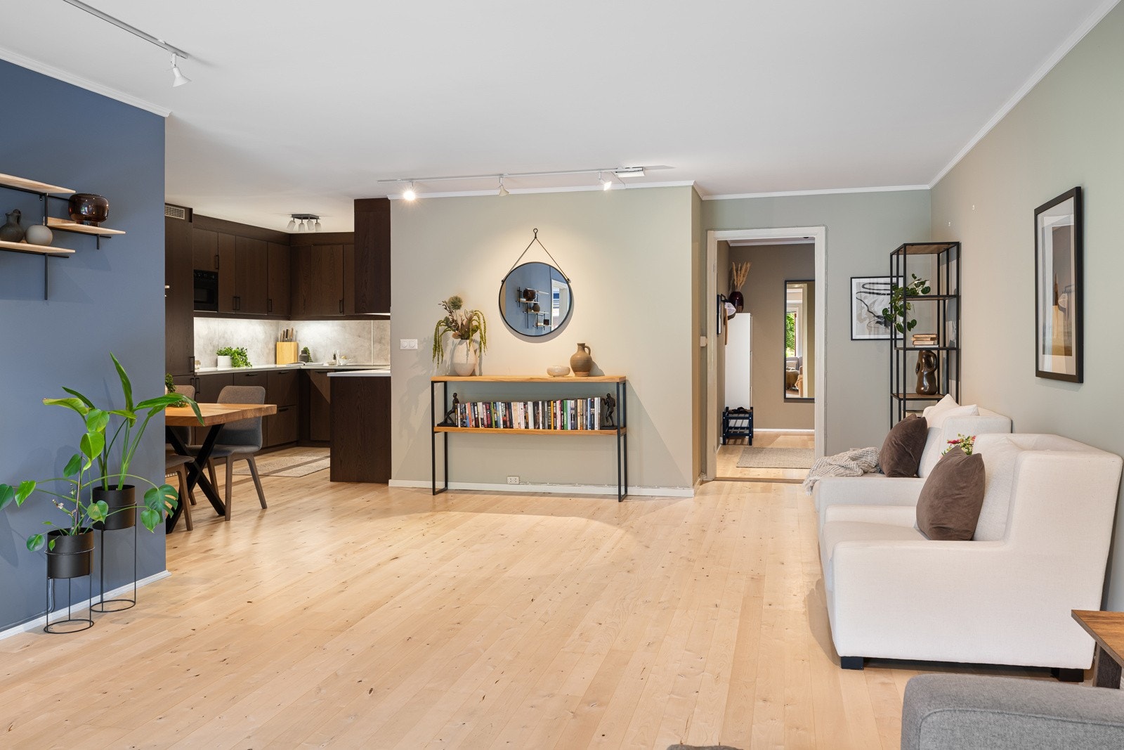 Leiligheten har en romslig plansløsning med gode innredningsmuligheter Galleribilde