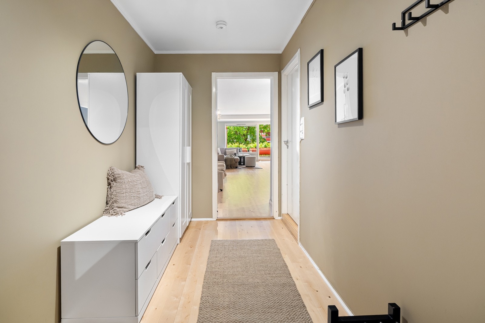 Innbydende entré med muligheter for garderobeløsninger Galleribilde