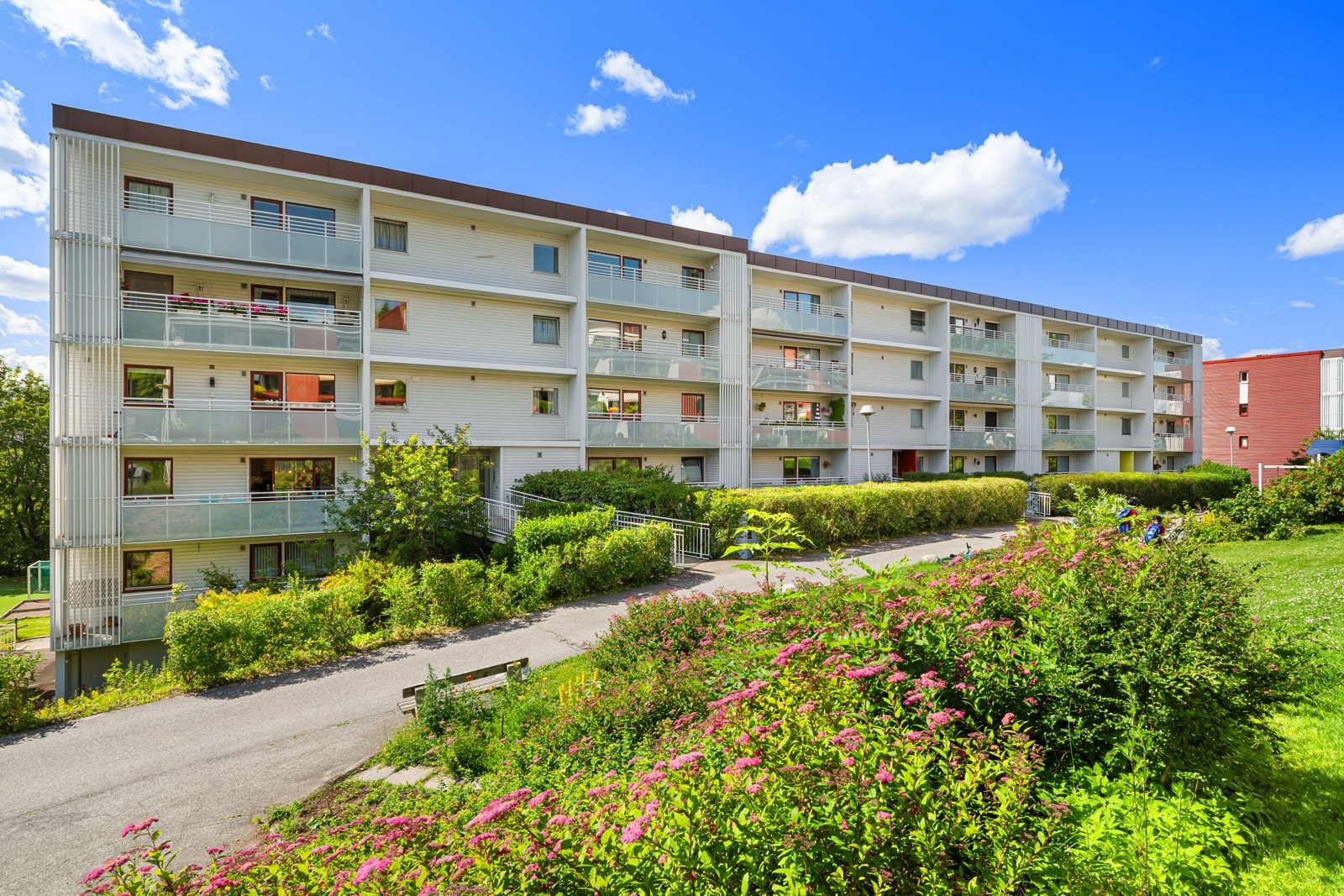 Det er helt bilfritt, og du kan gå eller sykle langs trygge stier hele veien til både Frognerparken og Majorstuen. Samtidig er du bare tre minutter unna Oslo sentrum med toget Galleribilde