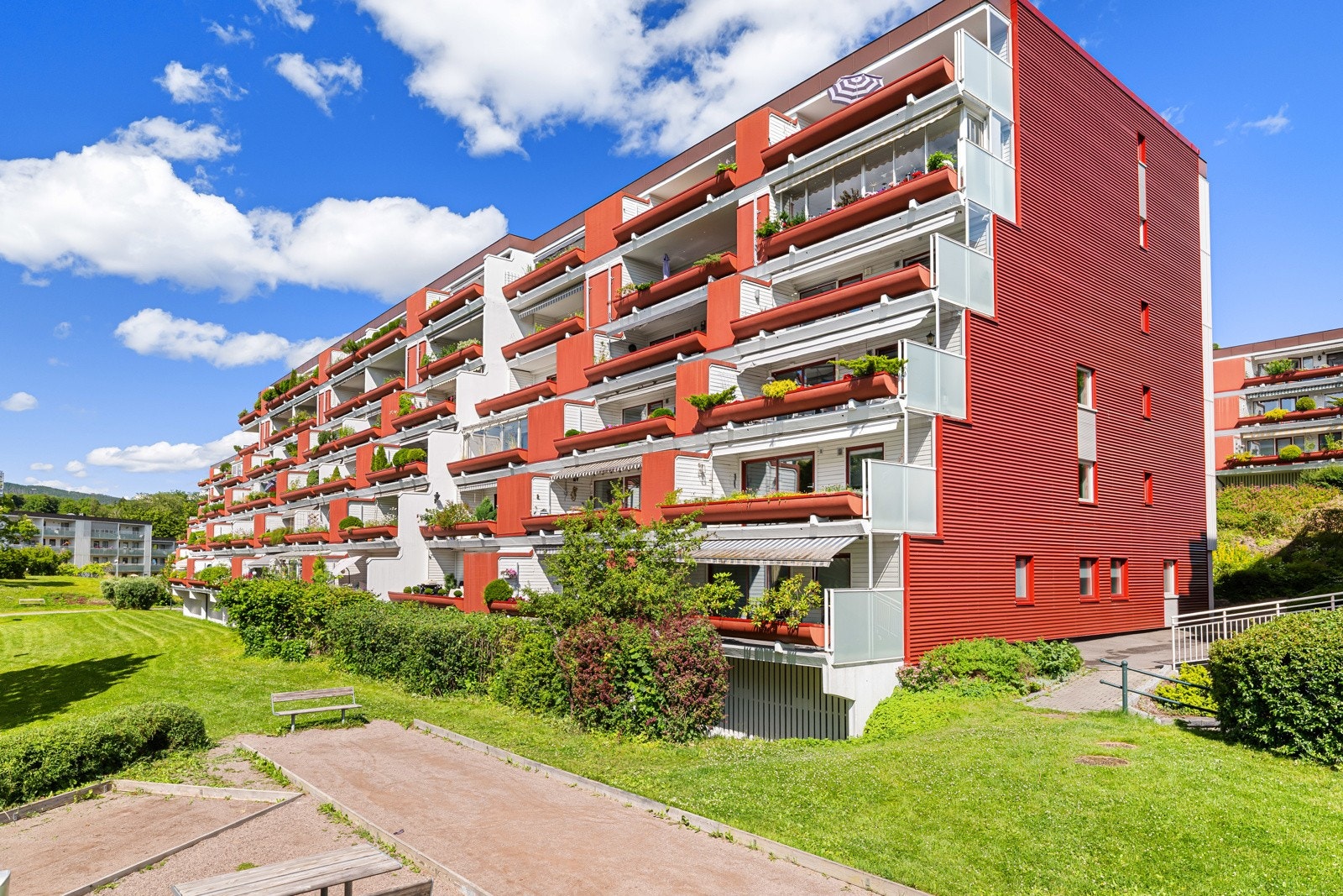 Leiligheten har en fin beliggenhet i et attraktivt område tilbaketrukket i grønne omgivelser på Skøyen. Fra leiligheten har du alt du trenger av fasiliteter og servicetilbud lett tilgjengelig Galleribilde