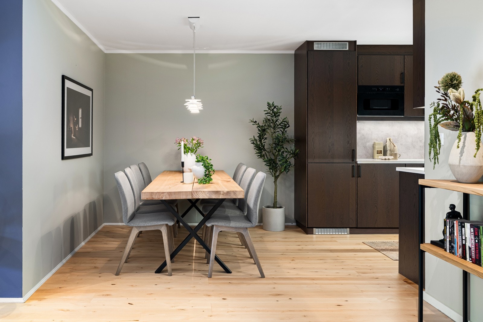 Naturlig og hyggelig sone for spisegruppe mellom kjøkken og stuen Galleribilde