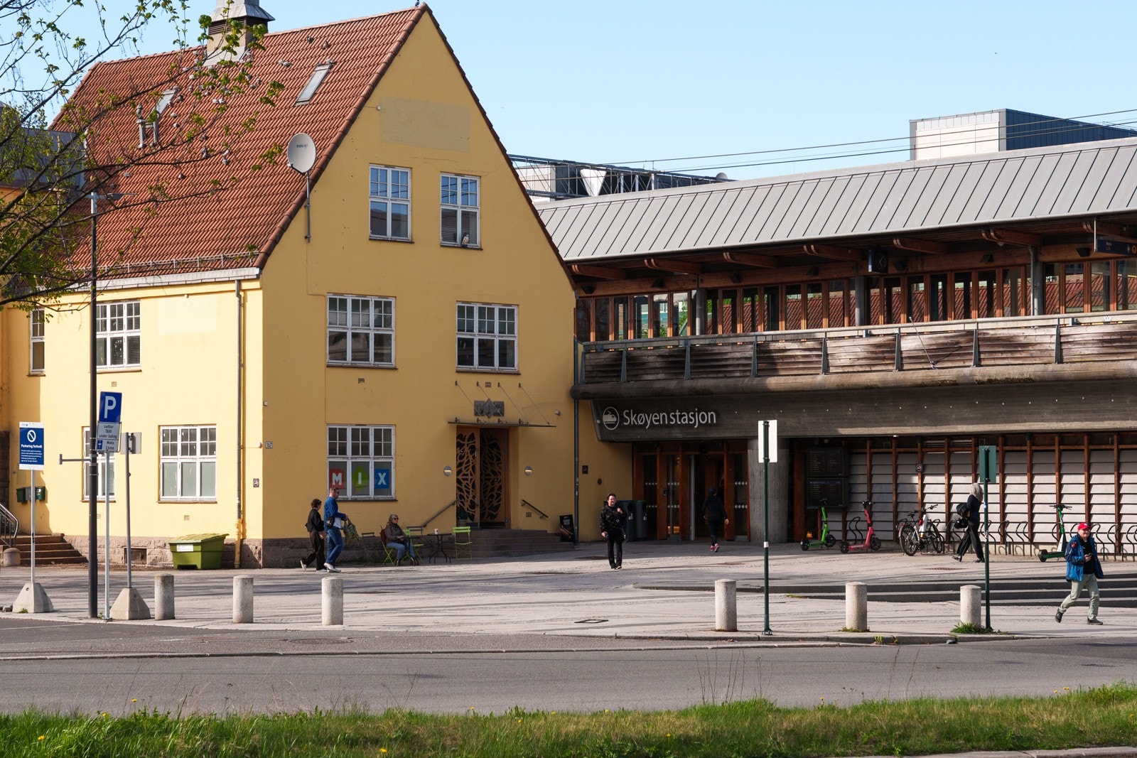 Skøyen Stasjon med tog, flytog og buss. Med toget tar det ca. 3 minutter til Nationaltheatret Galleribilde
