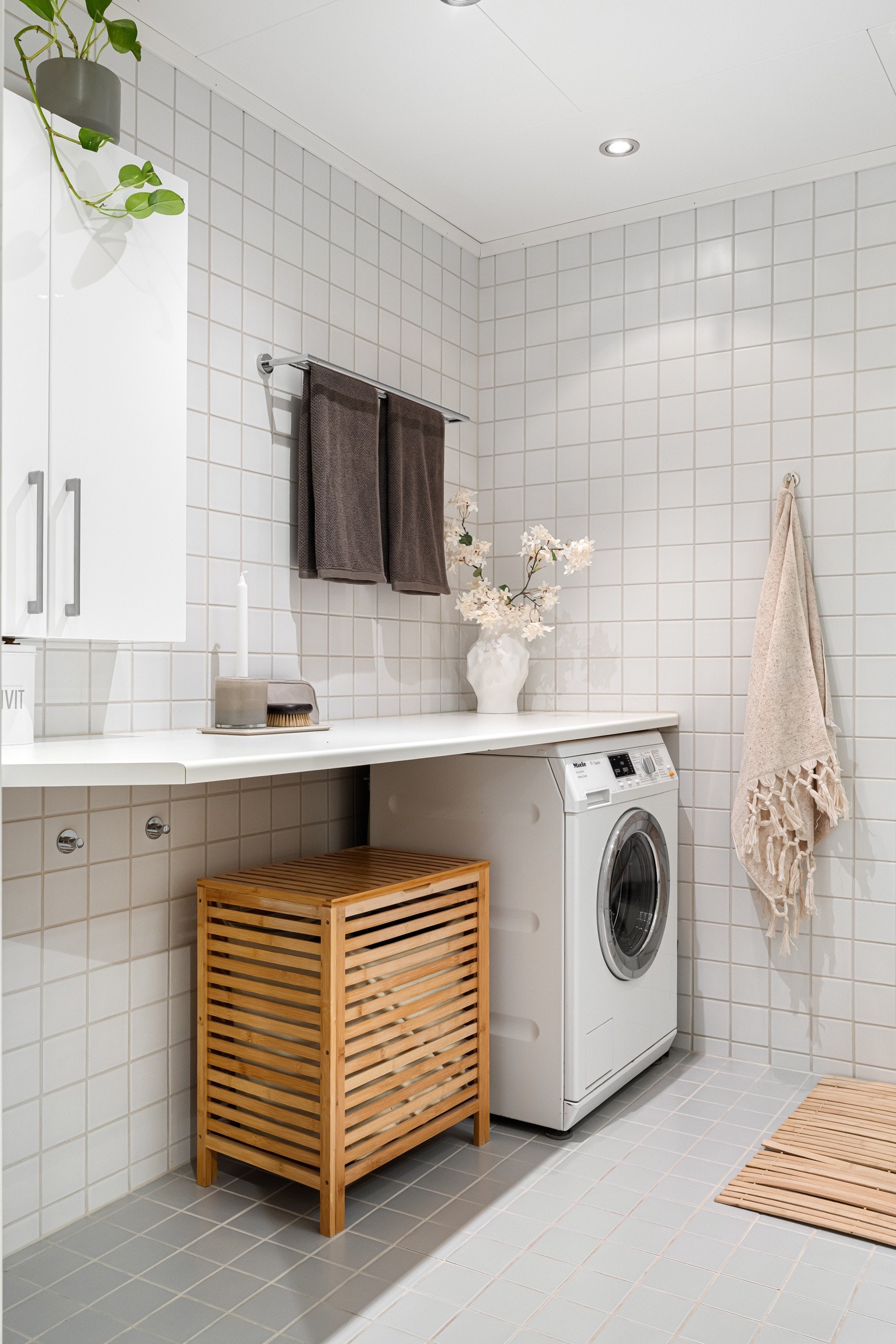 Veggmontert toalett, dusjhjørne med glassvegger samt opplegg for vaskemaskin Galleribilde