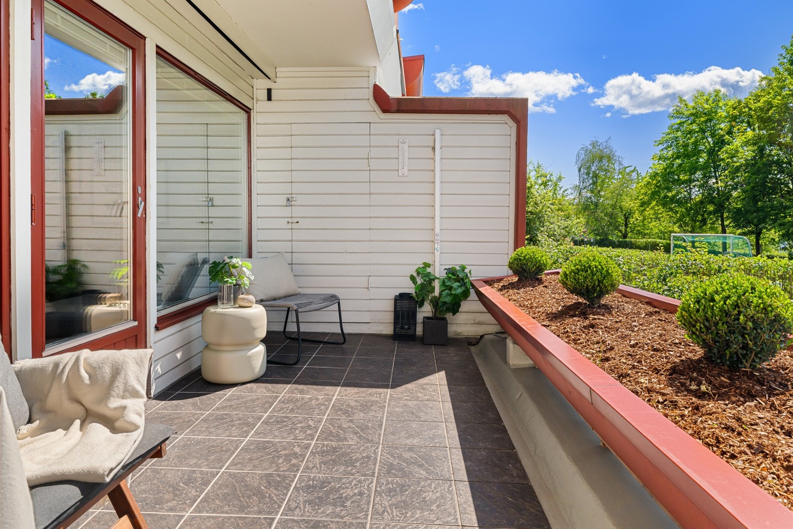 Solrik og skjermet terrasse på 12 kvm! Praktisk utebod i tilknytning til terrassen Galleribilde