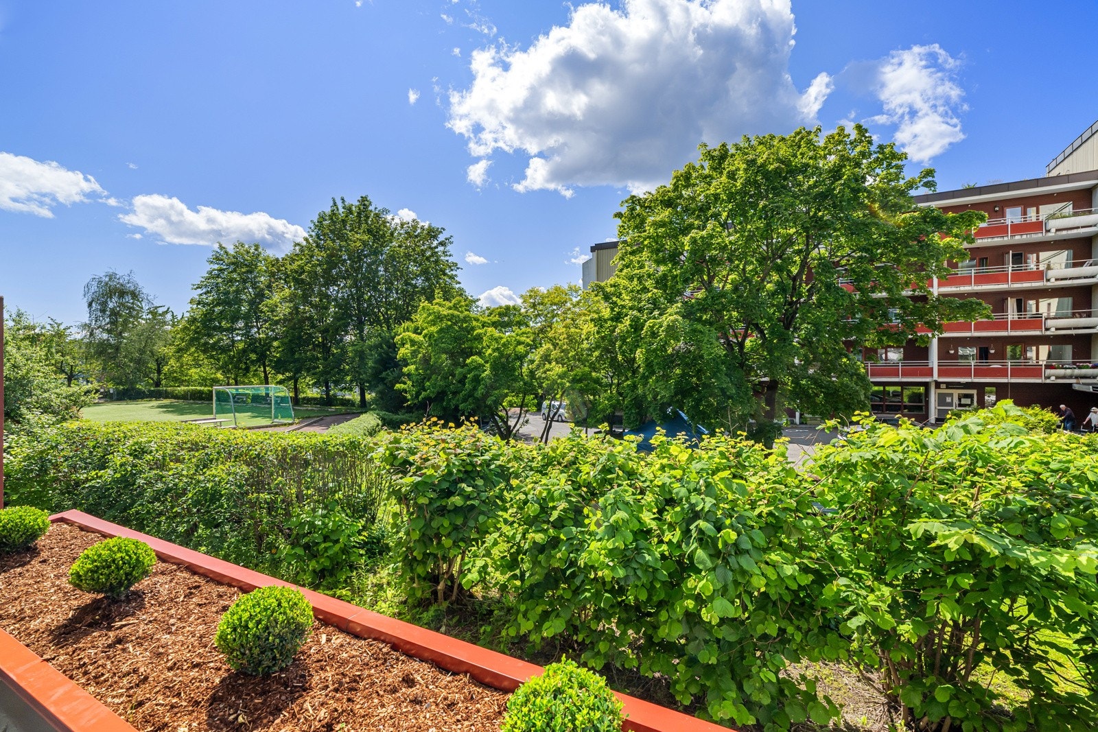 Området utmerker seg med store grøntarealer og parklandskap, og har en rolig og fredfull atmosfære Galleribilde