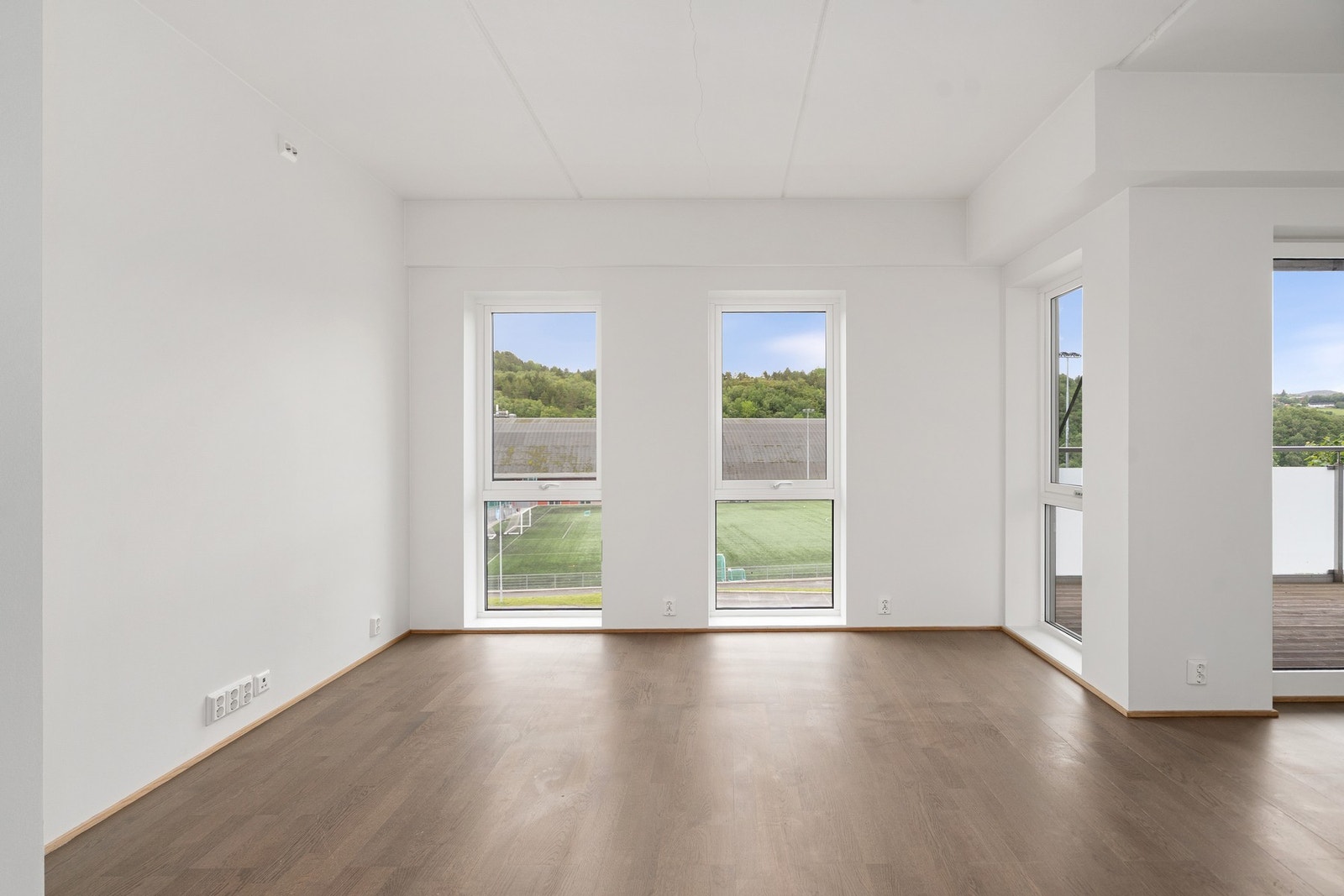 Store vindusflater gir godt med naturlig lys inn i rommet. Galleribilde