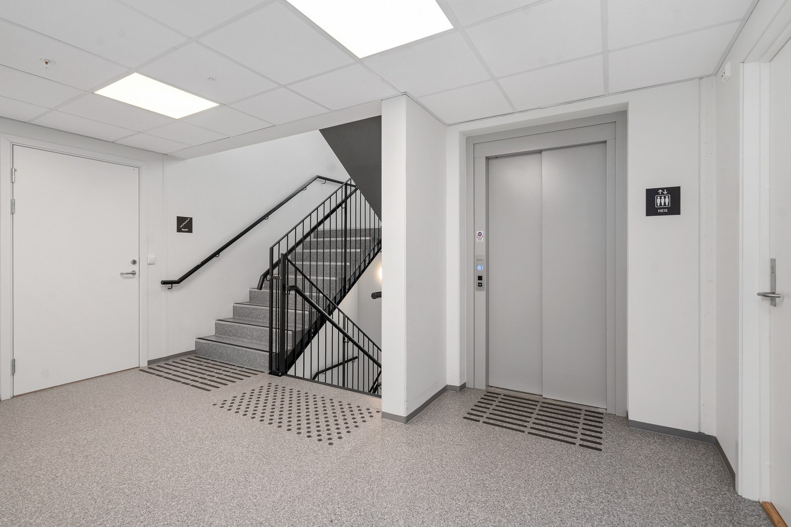 Gang/trapperom. Det er også heis i bygget. Galleribilde