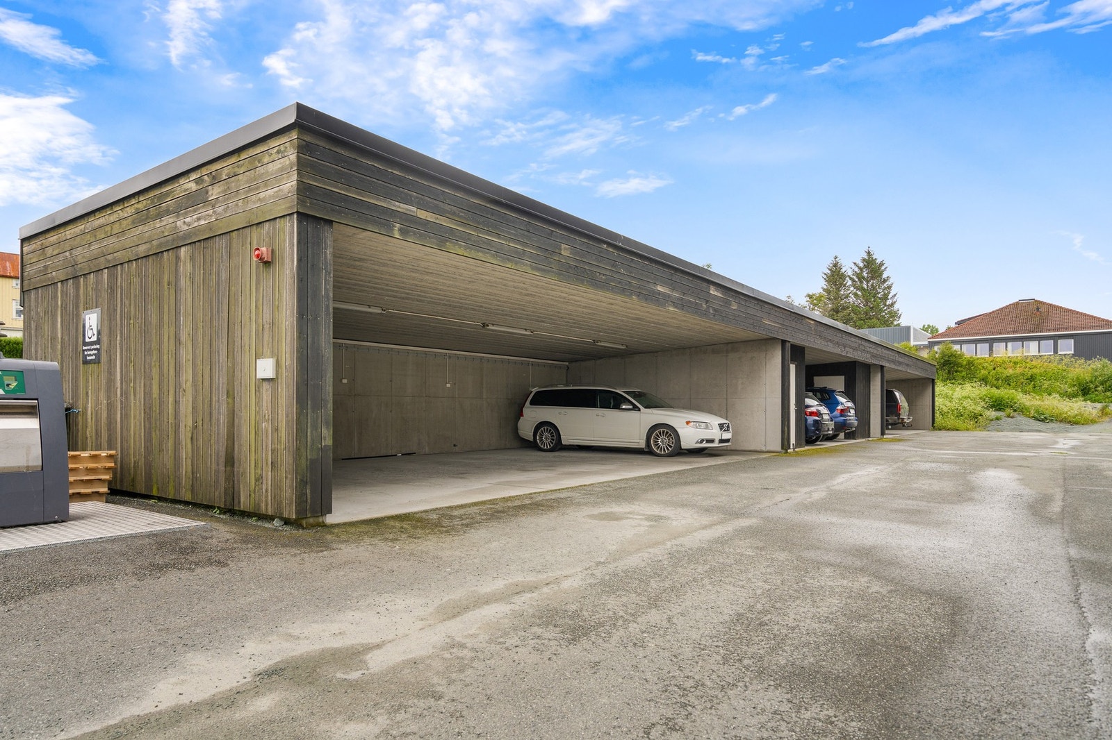 Leiligheten disponerer også en parkeringsplass i felles carportanlegg. Galleribilde