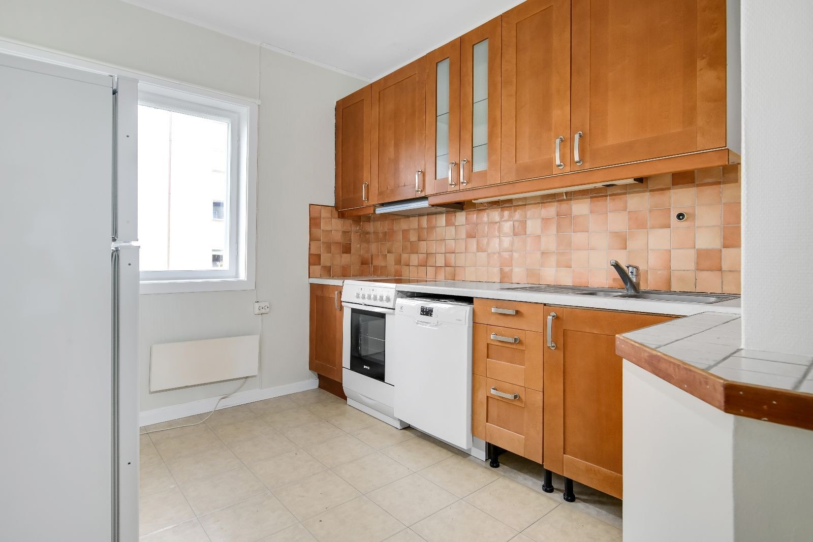 Separat kjøkken utstyrt med oppvaskmaskin, komfyr og kombiskap. Obs. Merk at kjøkkenet er malt. Galleribilde