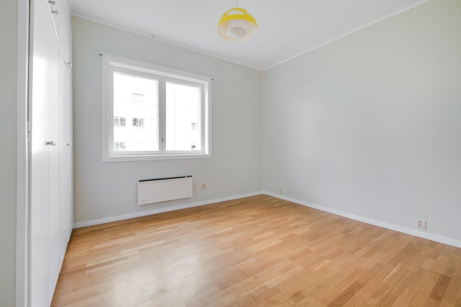 Innbydende og lysmalt soverom med plassbygd garderobe. Galleribilde