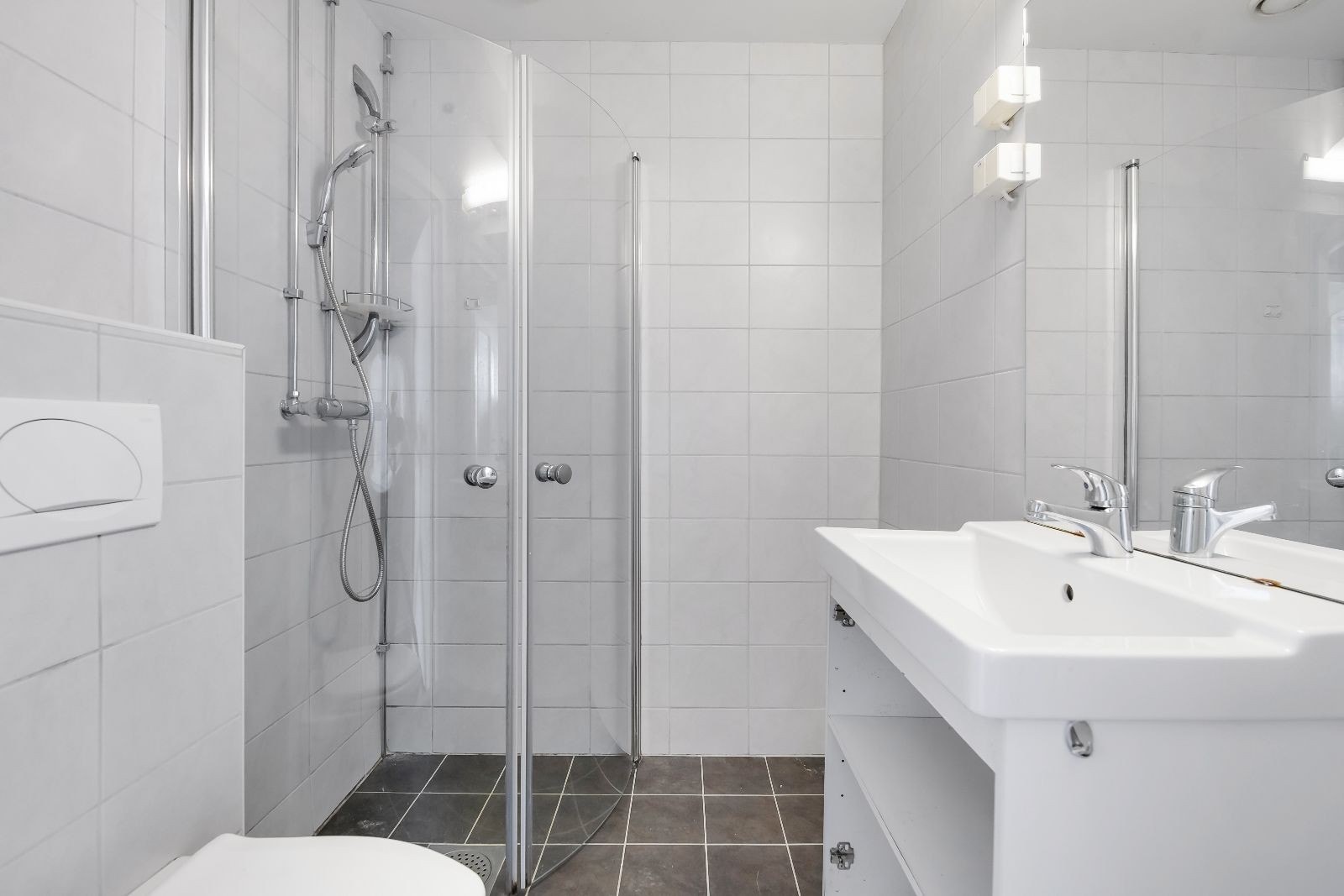 Pent flislagt bad med opplegg for vaskemaskin. Galleribilde