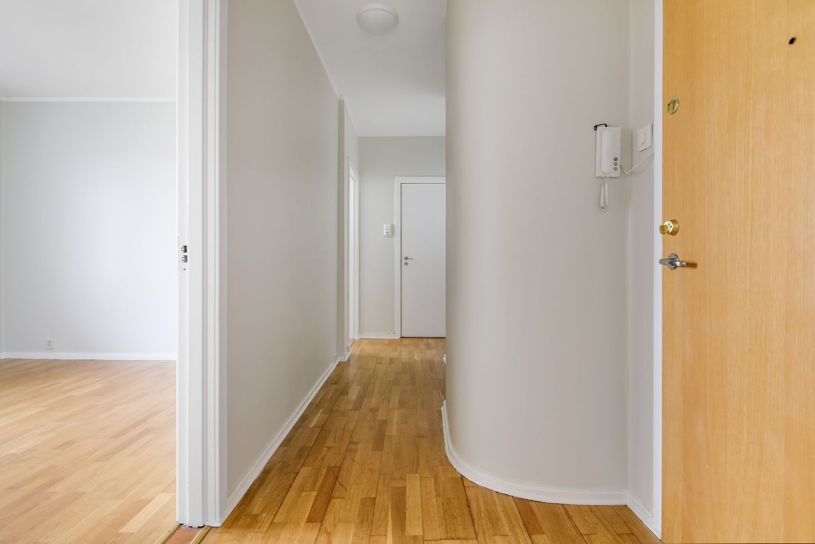 Fin entré med plass til sko og ytterjakker. Galleribilde