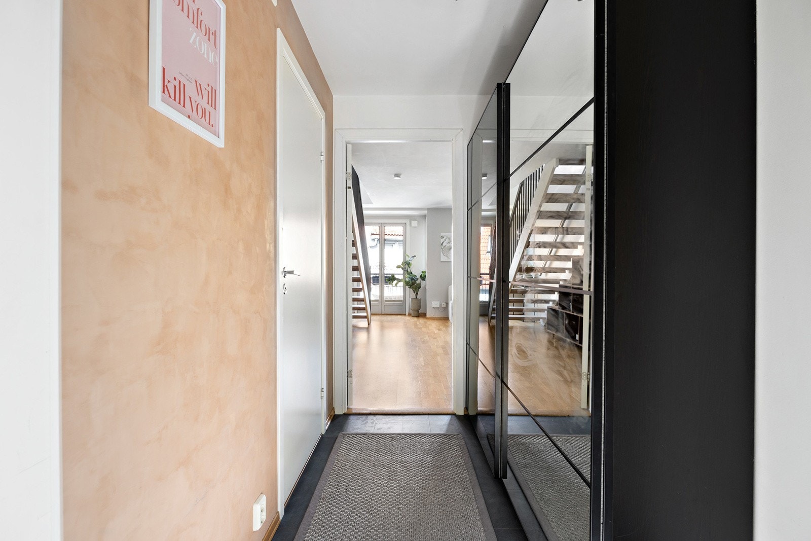 Velkommen inn i en lys og innbydende bolig - her møtes du av en praktisk skyvedørsgarderobe og adkomst til en romslig, innvendig bod. Galleribilde