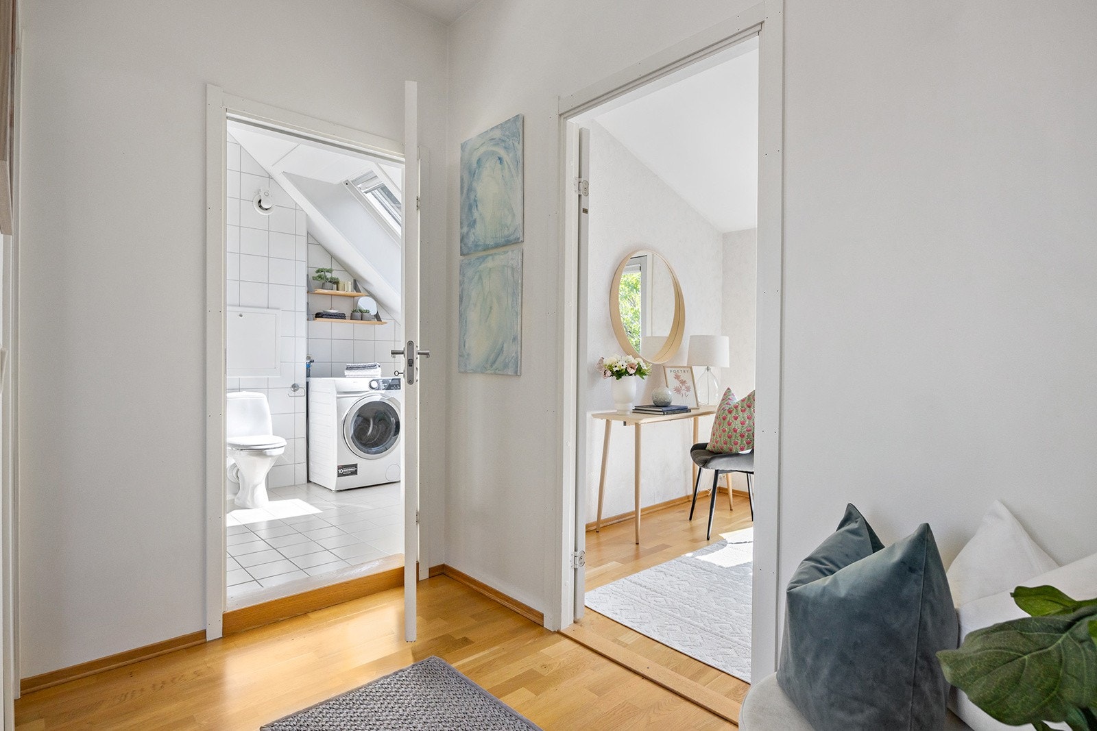 Romslig og lys gang mellom rommene i 2.etasje Galleribilde