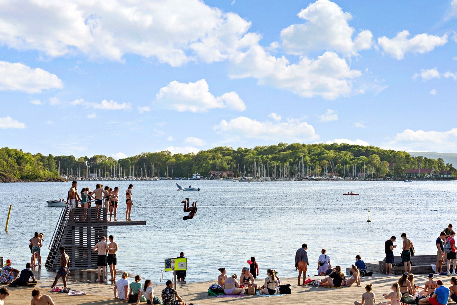 Like i nærheten finner du Sørenga Sjøbad - et moderne badeanlegg med stupebrett, flytebrygger og nydelig utsikt over fjorden. En kombinasjon av byliv og strandfølelse på sitt aller beste, med restauranter og solplasser rett ved vannkanten. Galleribilde