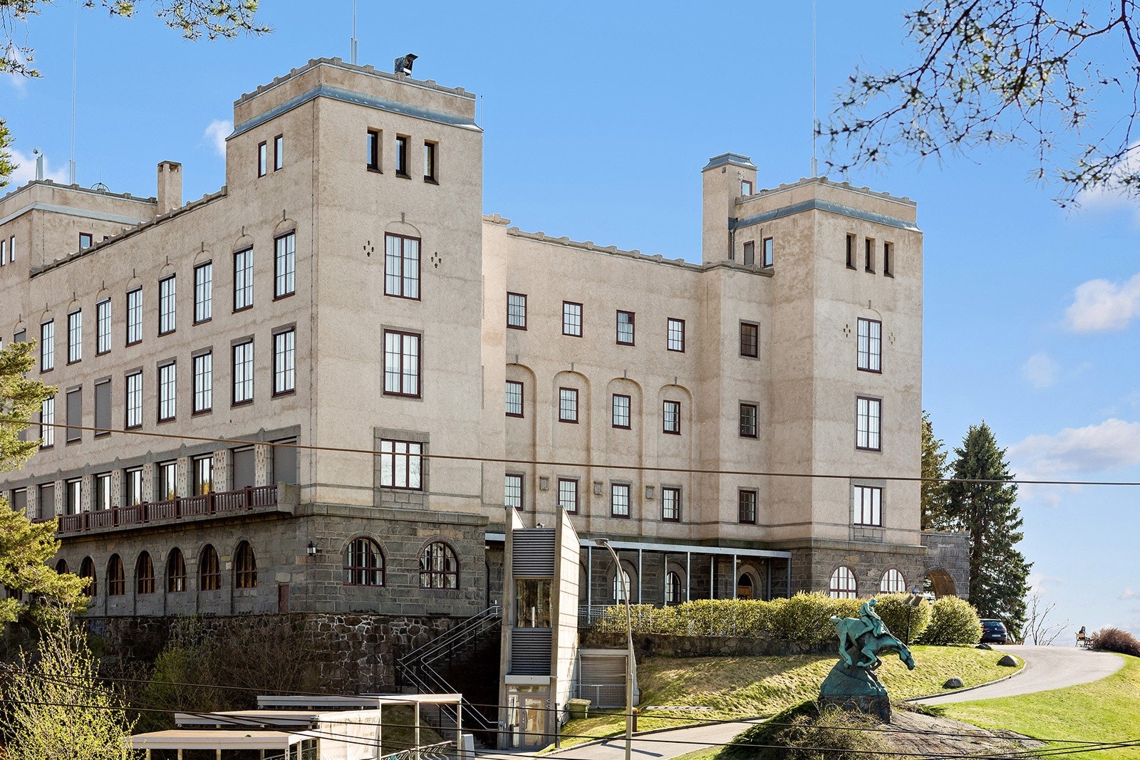 Kongshavn videregående skole holder til i den tidligere Sjømannsskolen på Ekeberg - et storslått, historisk bygg fra 1917 med utsikt over Oslofjorden. Med freskomalerier av Per Krohg og vakker arkitektur. Galleribilde