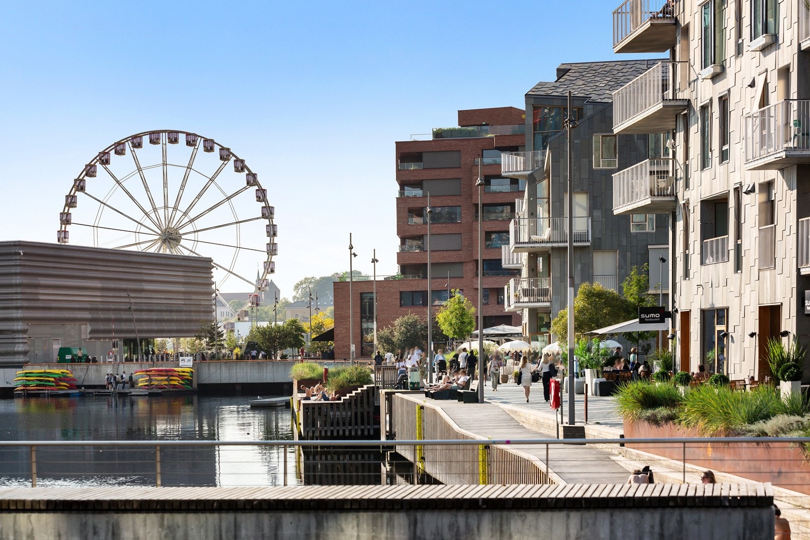 I Oslobukta finner du populære kafeer, trendy restauranter og spennende museer. Området inviterer til både avslapning langs vannkanten og kulturelle opplevelser i byen. Galleribilde