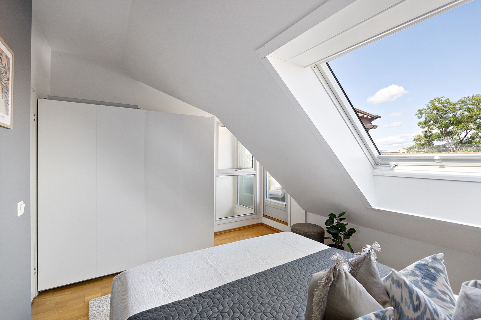 Hovedsoverommet har en smart og romslig garderobeløsning. Fra dette rommet er utgang til balkongen. Galleribilde