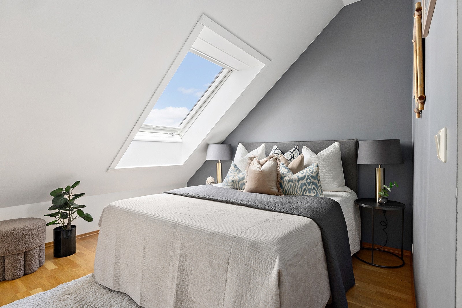 Koselig hovedsoverom med god plass til dobbeltseng og garderobeløsning. Galleribilde