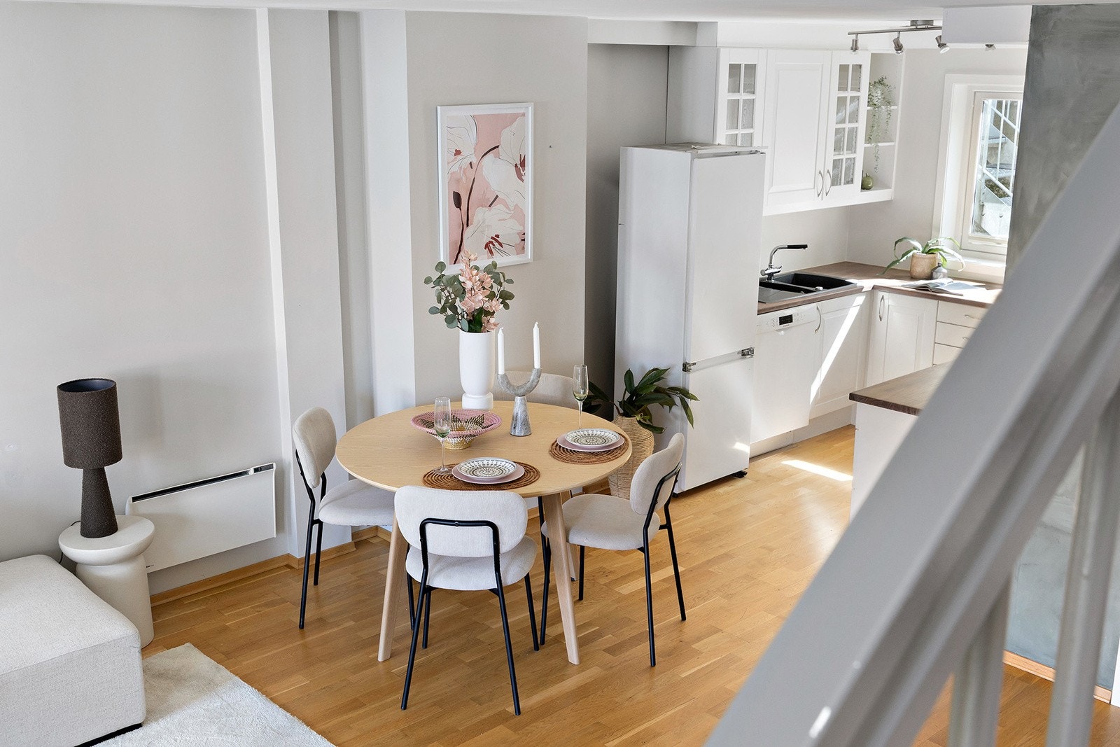 Romslig stue gir rom til spisestuedel med god plass til både store og små selskap. Galleribilde