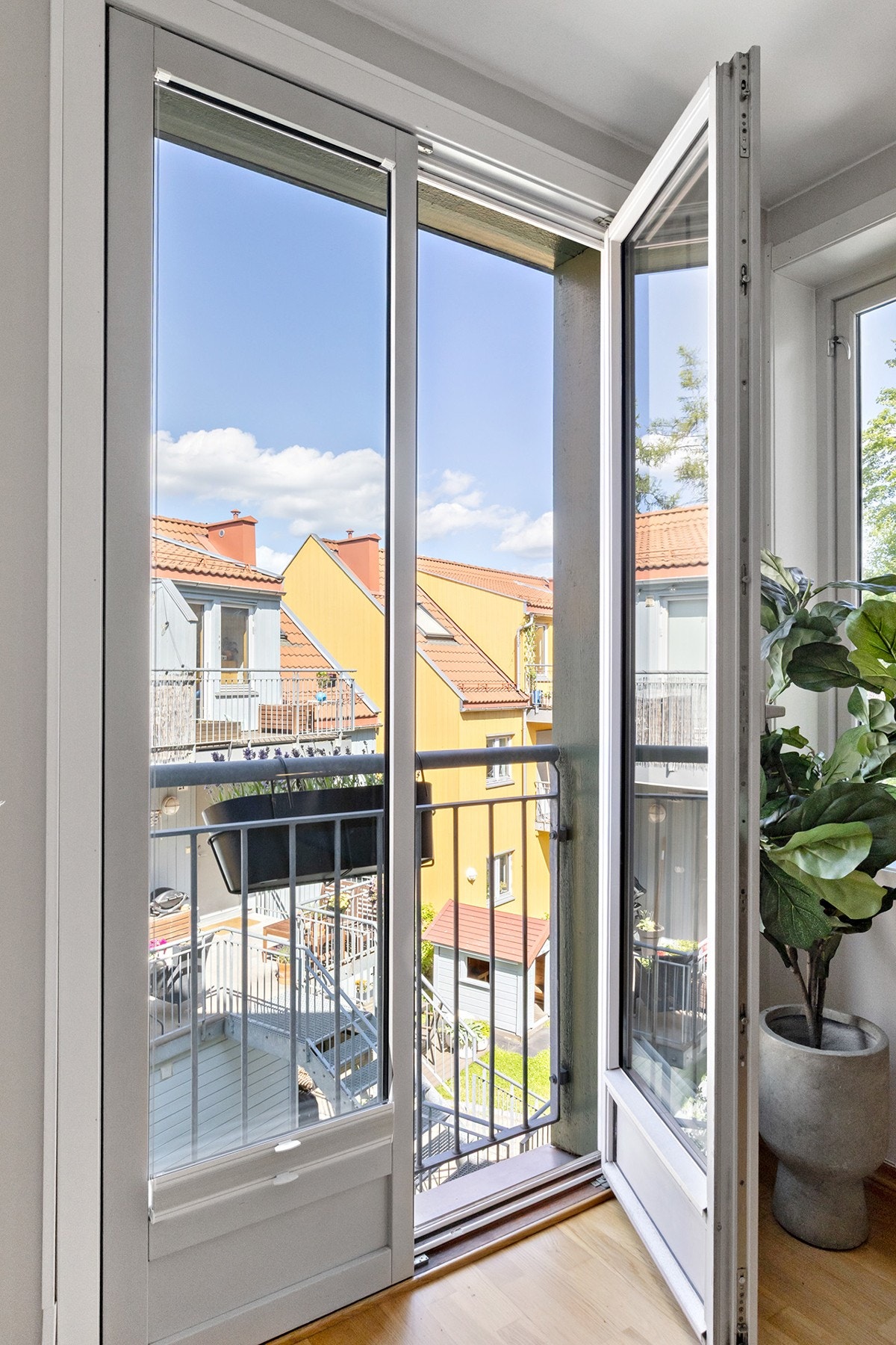 Store vinduer og en fransk balkong i stuen gir rikelig med naturlig lys og en herlig utsikt. Galleribilde