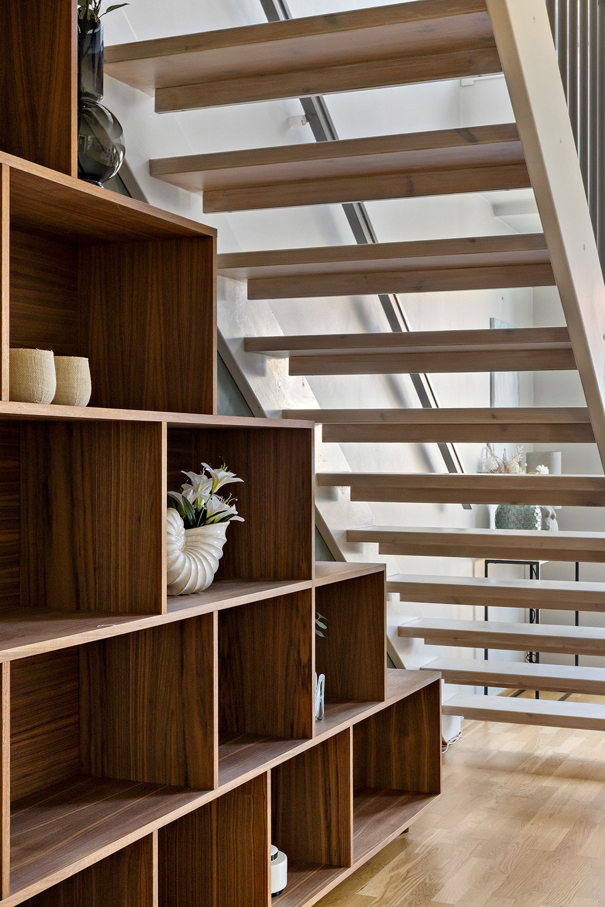 Plassbygde hyller i foliert valnøttre, bygget av snekker, medfølger salget. Disse hyllene er spesielt designet for å bære vekten av LP-plater. Galleribilde