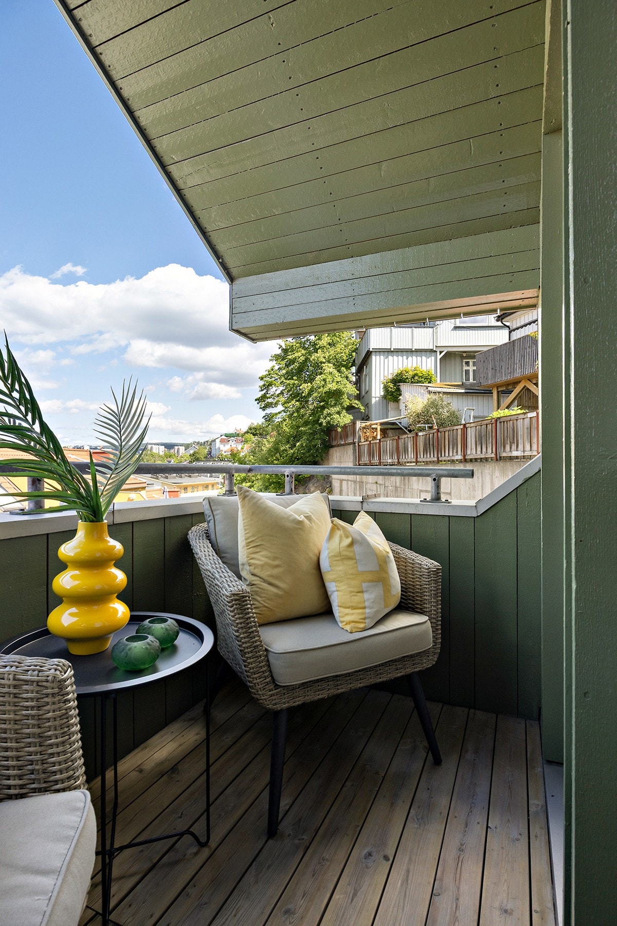 Balkong med overbygg, kan sørge for at utemøblene er bedre skjermet mot vær og vind. Galleribilde