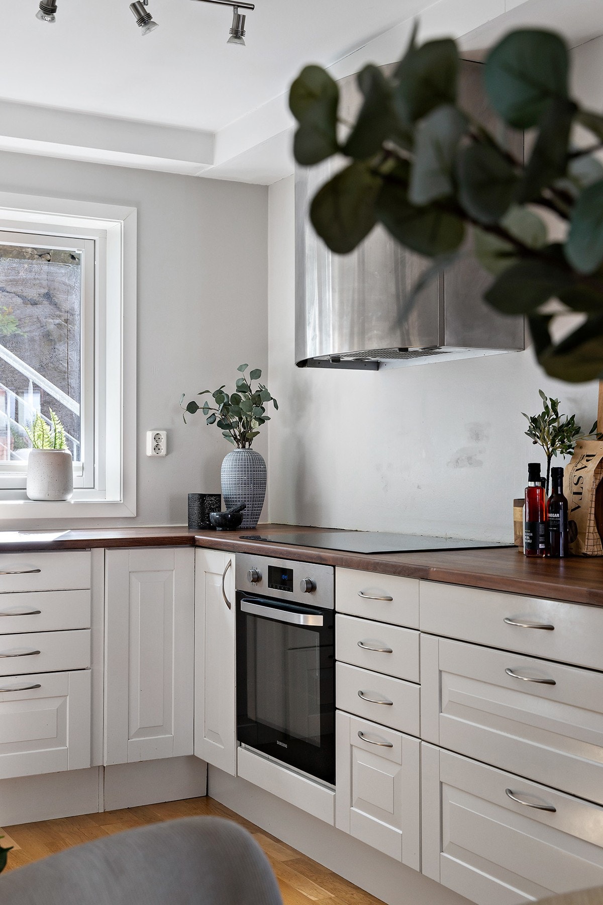 Kjøkkenet er fra byggeåret og byr på rikelig med skap- og benkeplass. Galleribilde