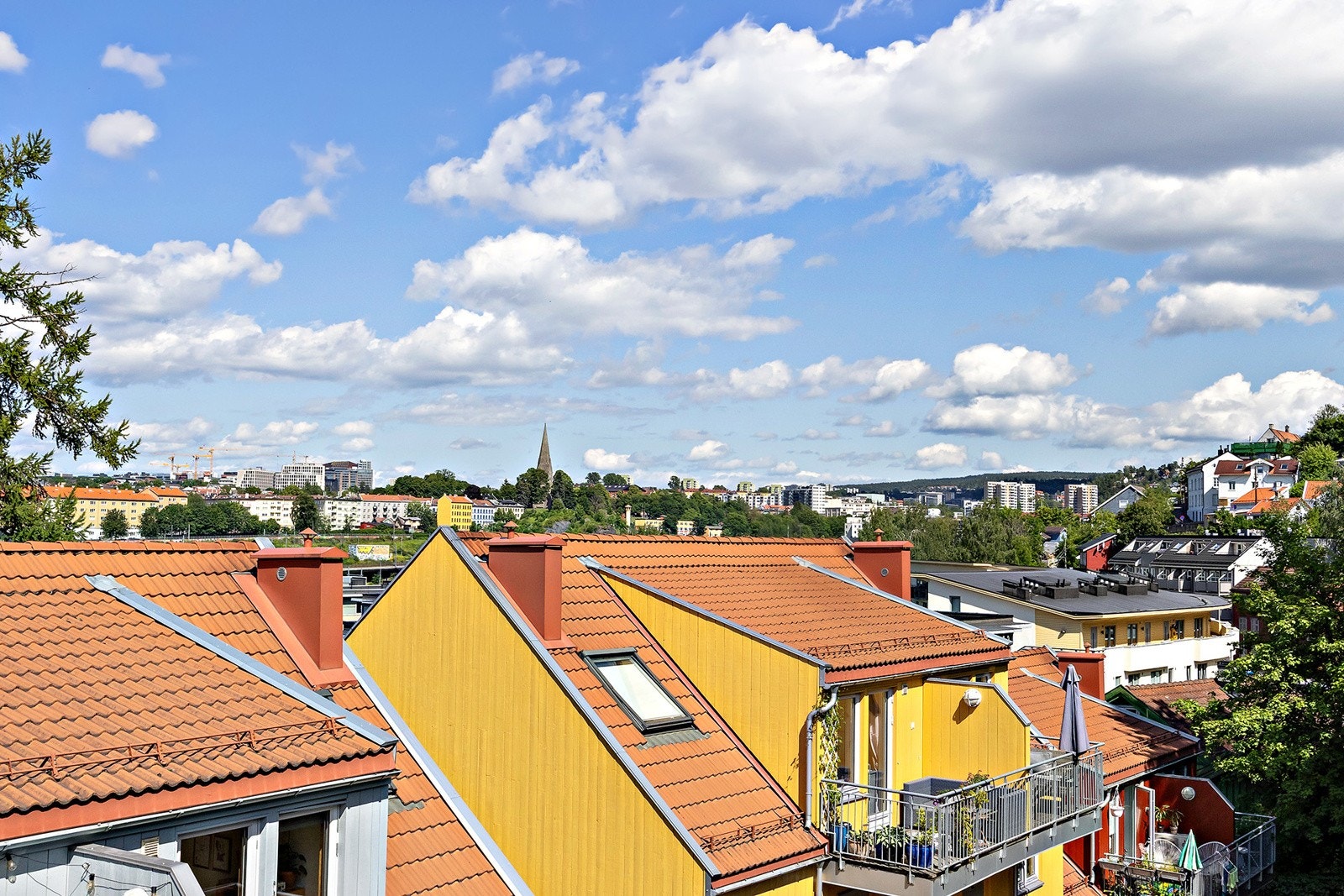 Hyggelig utsyn mot byen Galleribilde