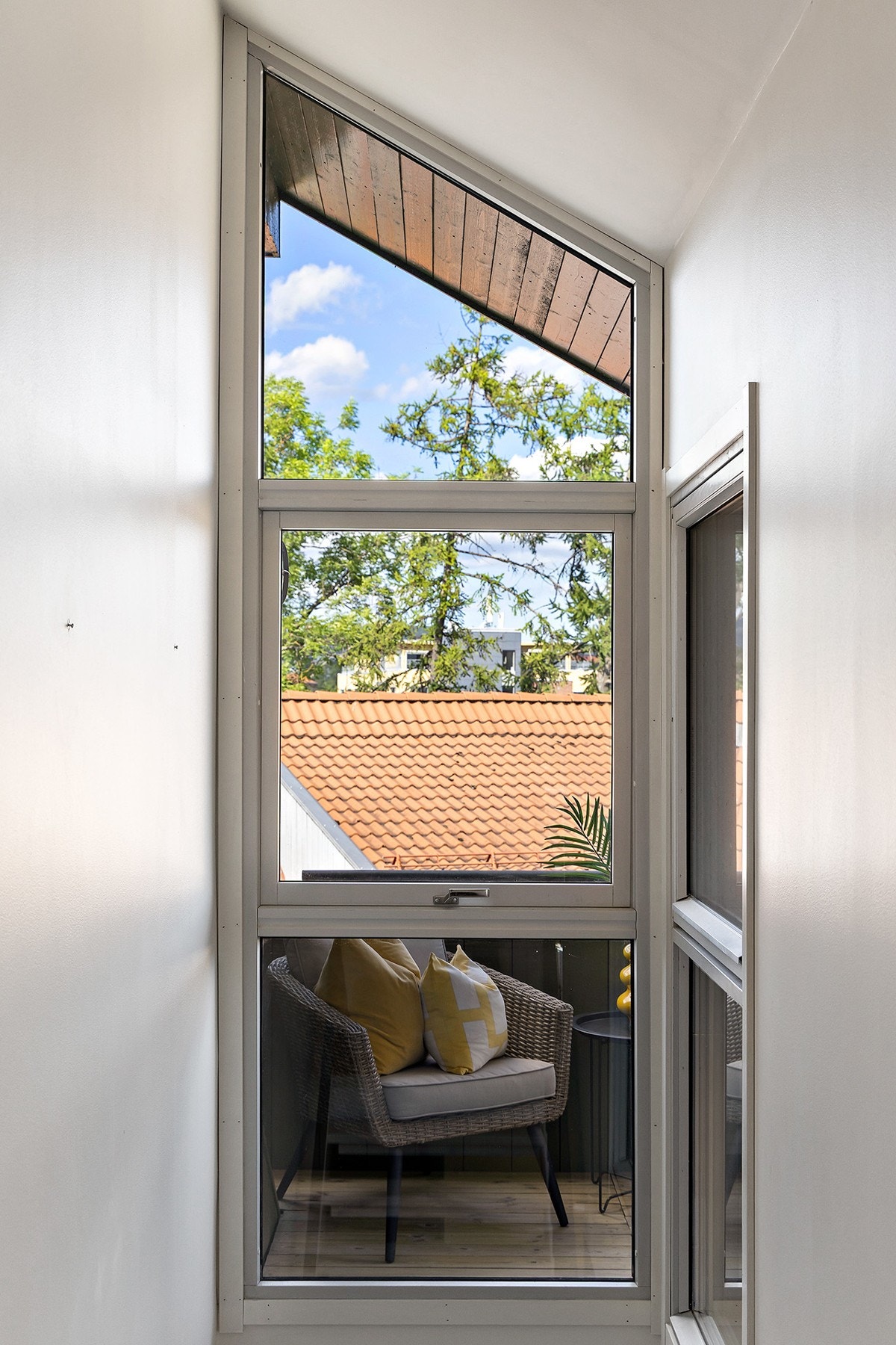 Fra trappeoppgang mellom 1. og 2. etasje er det store vinduer. De sørger for godt lysinnslipp Galleribilde