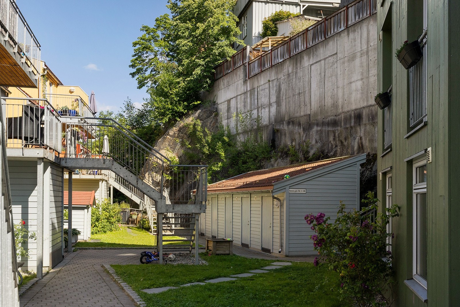 Velstelt felles hageområde som innbyr til lek, avslapning og hyggelige nabomøter. Galleribilde