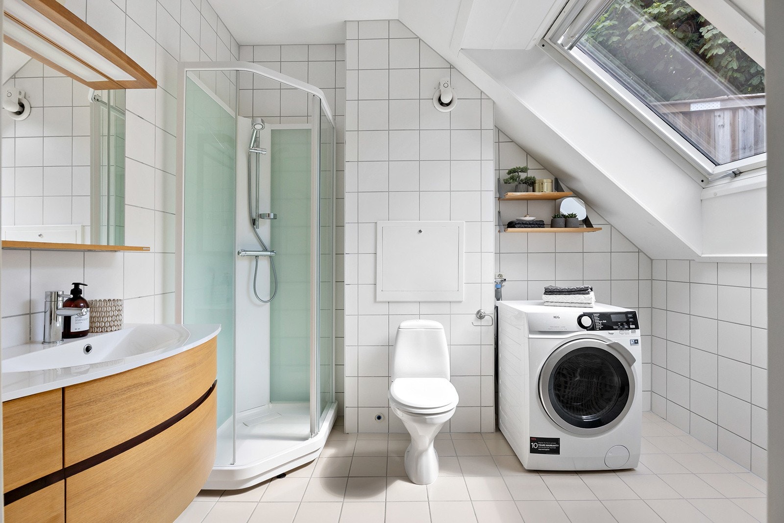 Pent og velholdt bad fra byggeåret, her er det opplegg for vaskemaskin Galleribilde