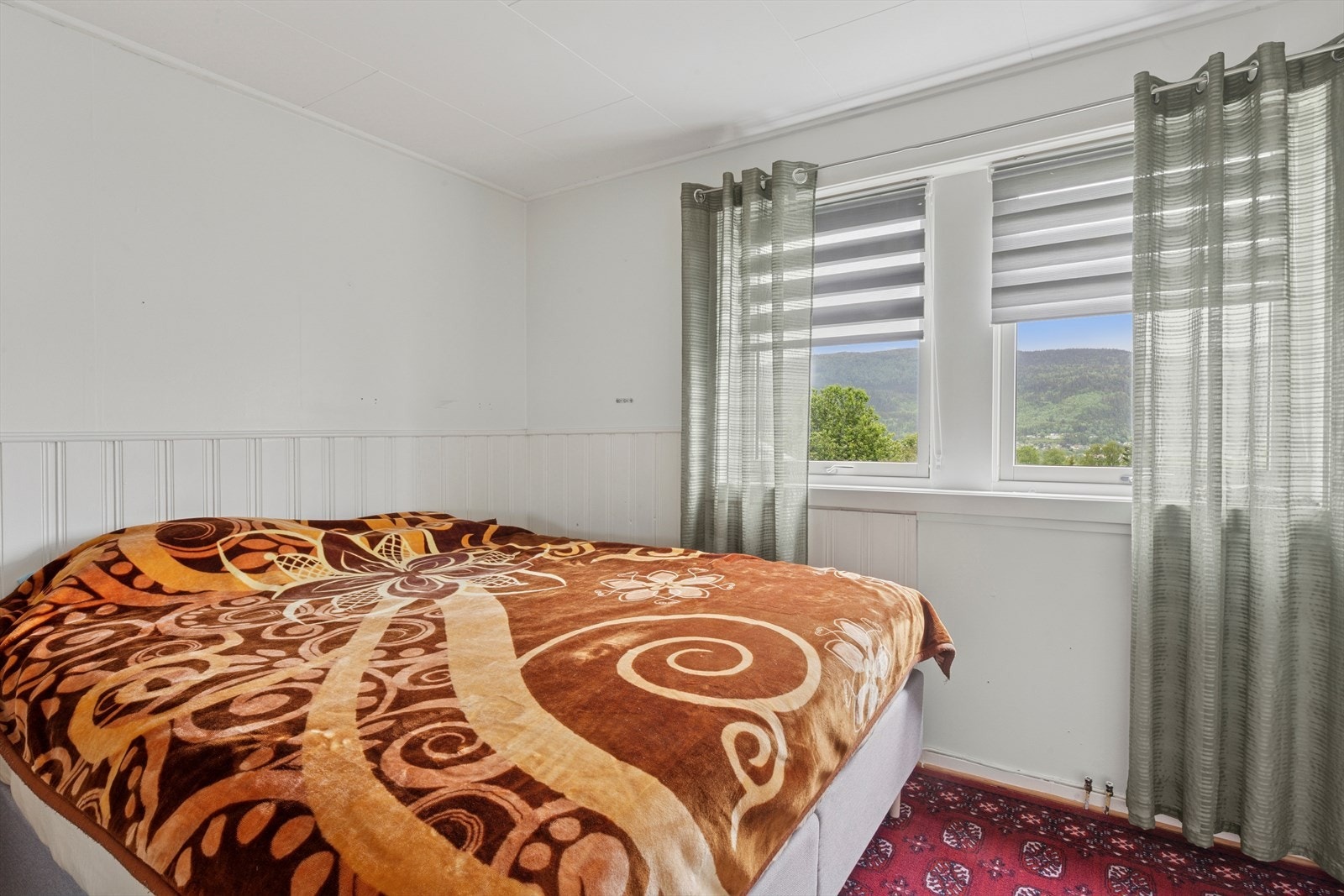 Hovedsoverommet har godt med plass, det er også et soverom i tilknytting kjøkkenet som eventuelt kan brukes som kontor (L1) Galleribilde