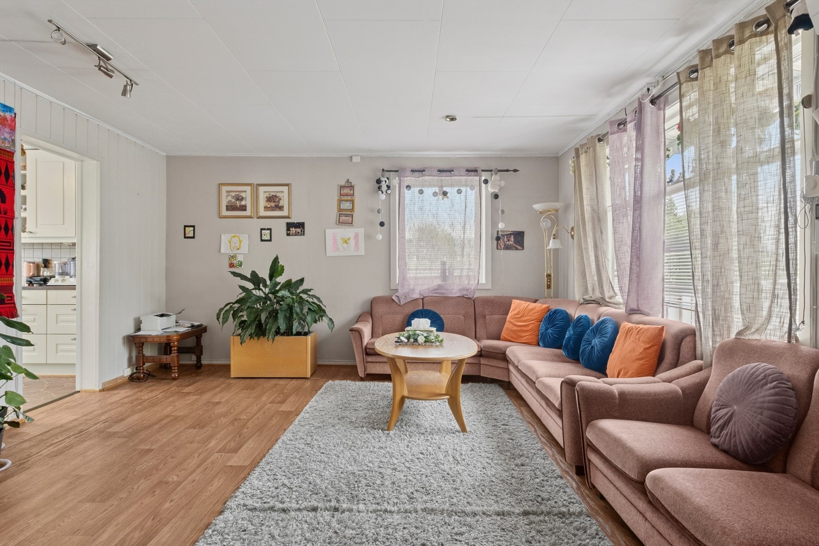 Stuen i andre etasjen fremstår som lys og romslig (L1) Galleribilde