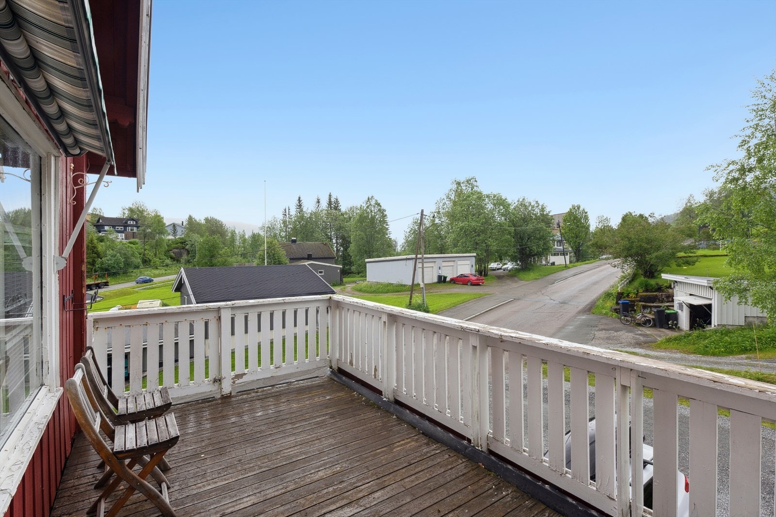 Hovedboligens balkong nyter sol store deler av dagen (L1) Galleribilde