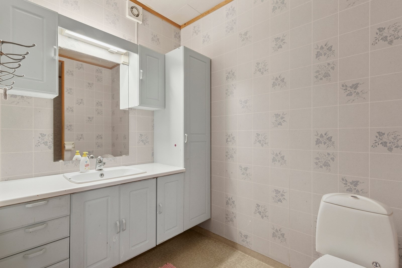 Lyst bad utstyrt med toalett og dusj. Det er også et eget vaskerom i etasjen (L2) Galleribilde