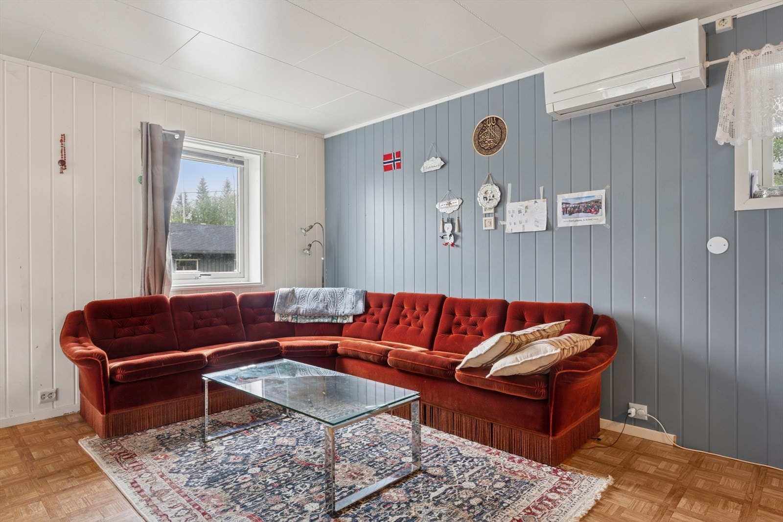 Stuen i første etasje fremstår som romslig og kan lett innredes med flere sittegrupper (L2) Galleribilde