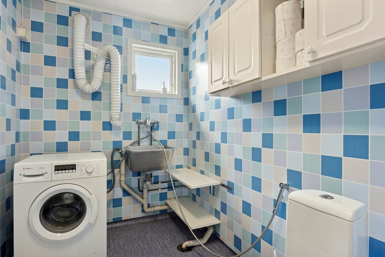 På vaskerommet er det opplegg for vaskemaskin og også toalett. (L1) Galleribilde