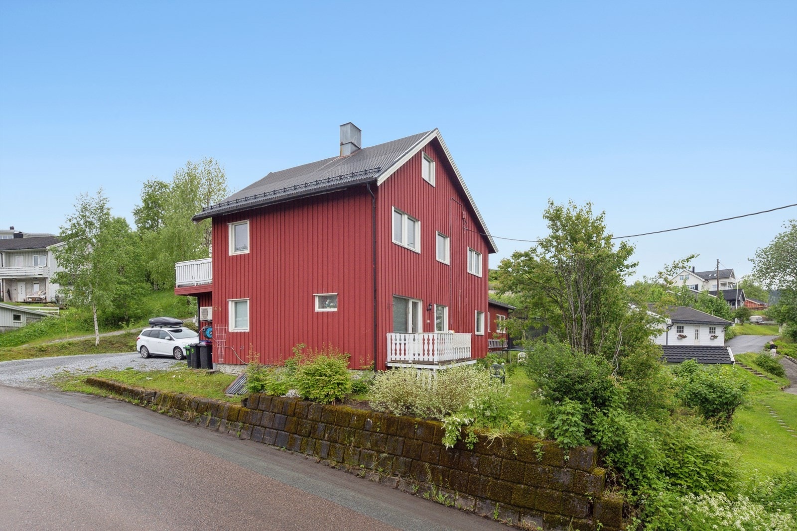 Her får man balkong på begge sider av boligen og også en uteplatt hvor man kan nyte den gode solgangen Galleribilde