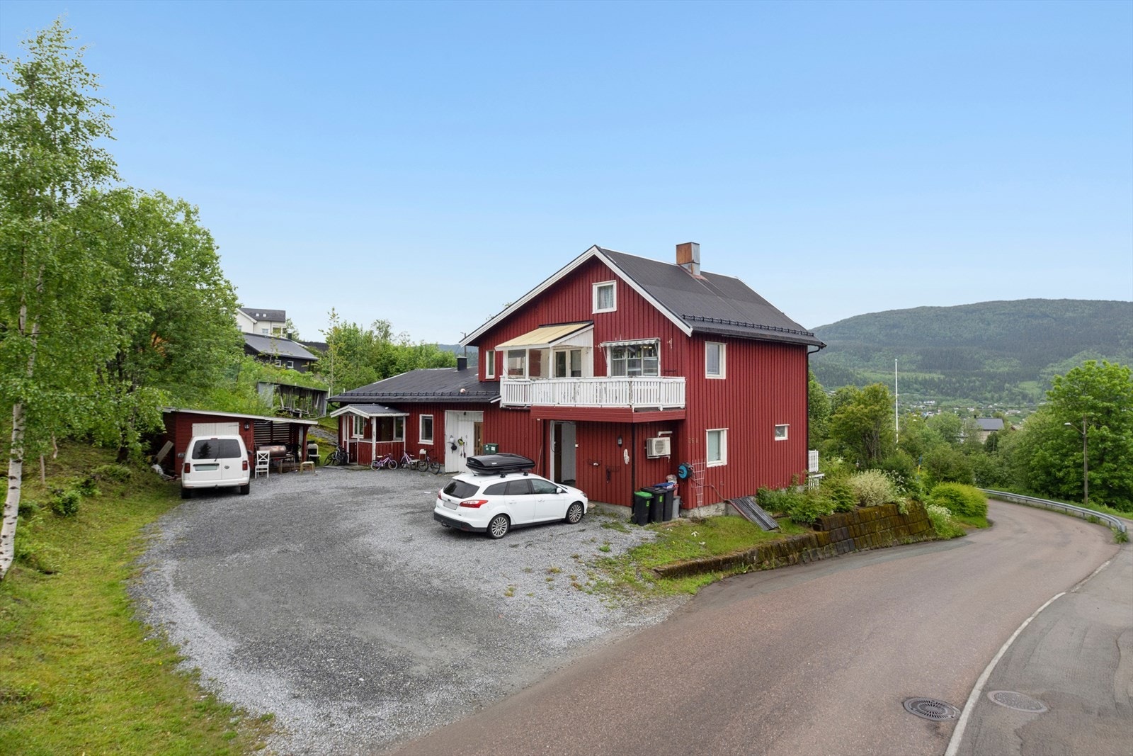 DNB Eiendom v/Lars-Kåre Valla Jacobsen har gleden av å presentere denne innholdsrike og historisk boligen i Båsmoveien 36A! Galleribilde