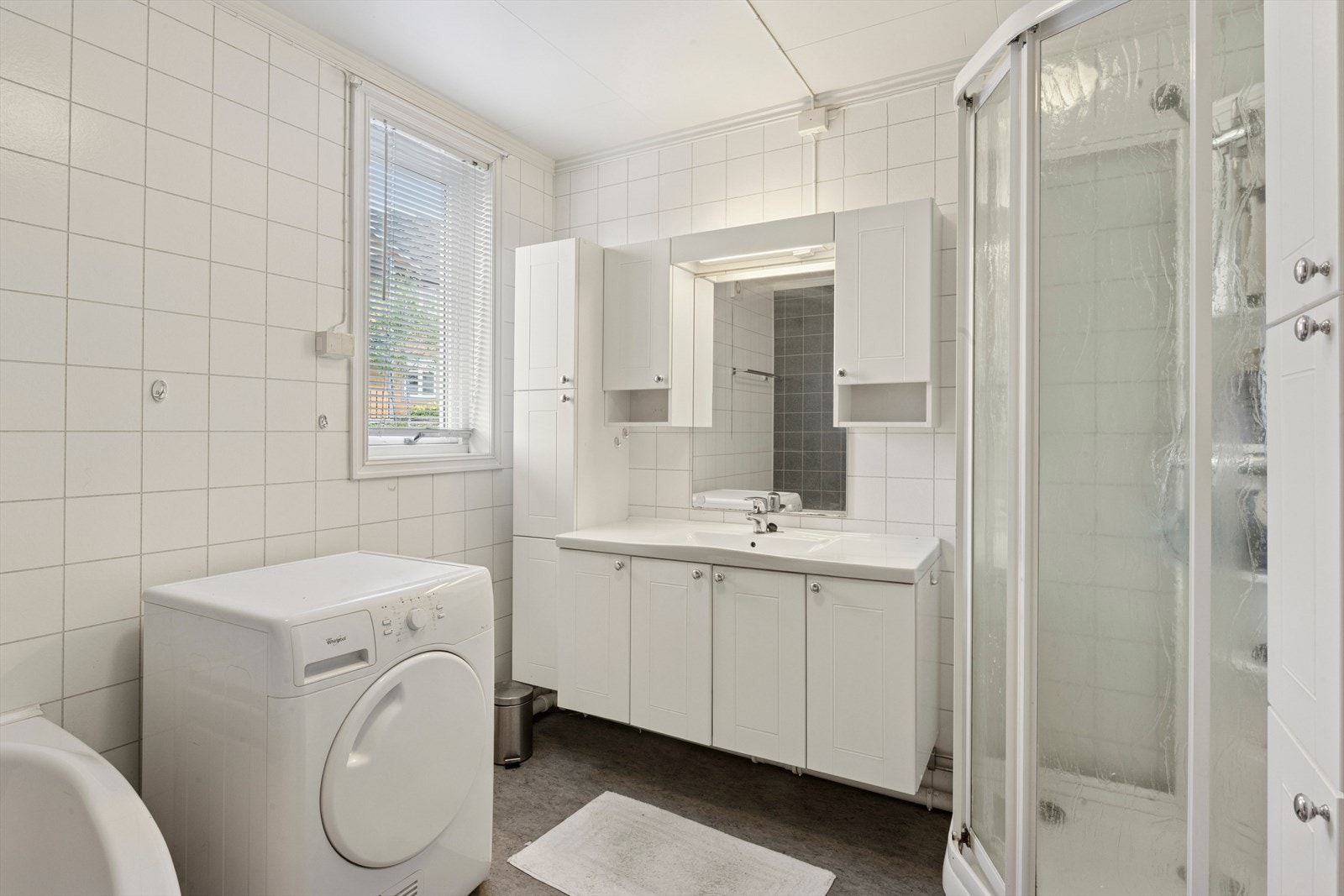 Hovedboligens bad er romslig og lyst og utstyrt med både badekar og dusjkabinett Galleribilde