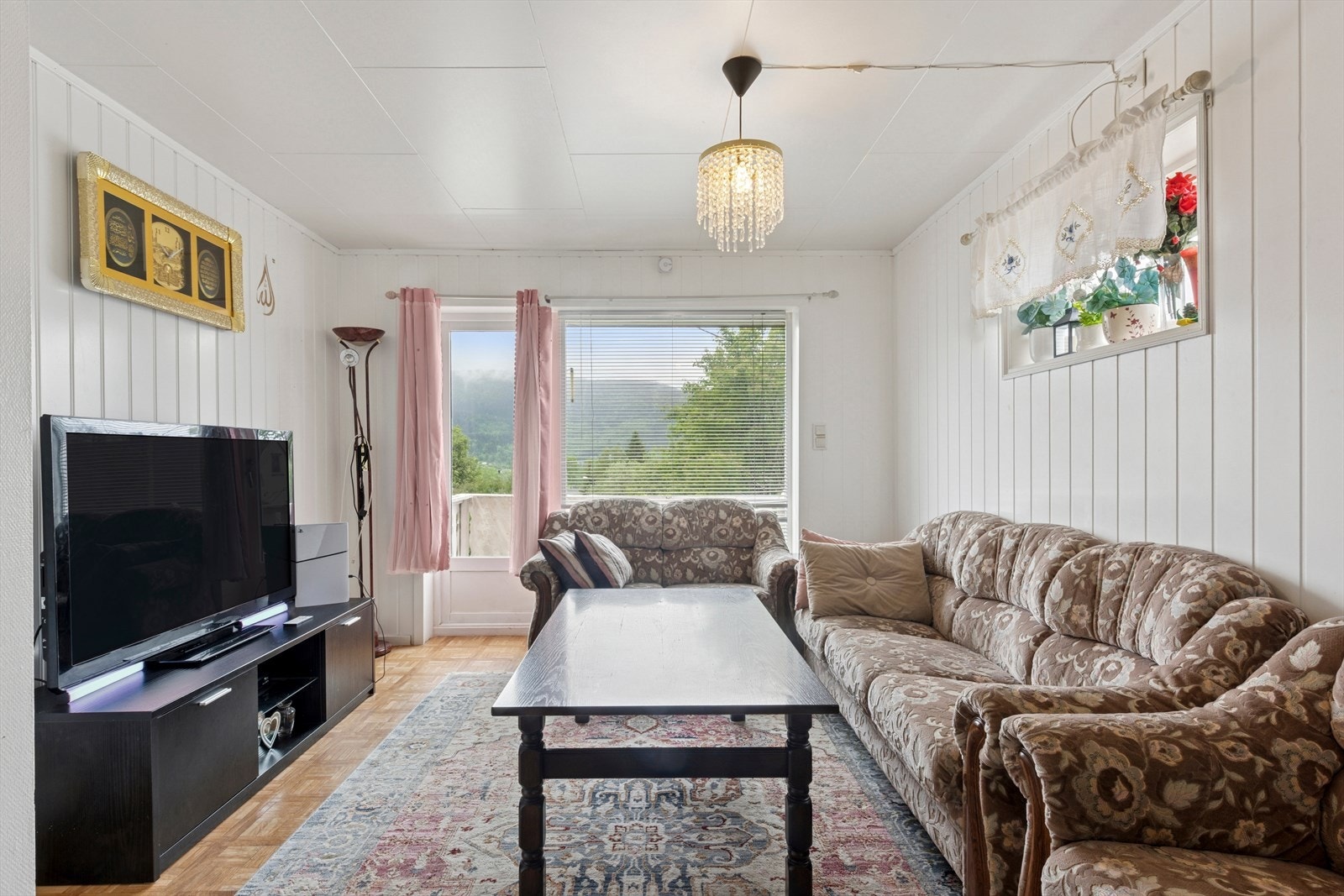 Man har flere vindusflater som slipper inn godt med lys, og også utgang til balkong Galleribilde