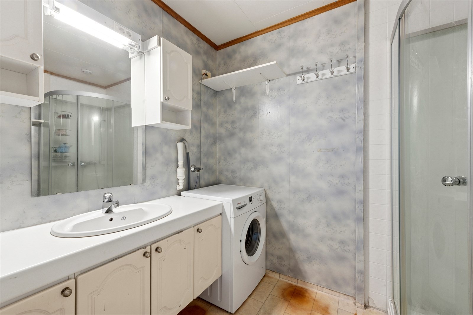 Badet er utstyrt med dusjkabinett og har også oppkobling for vaskemaskin (L3) Galleribilde