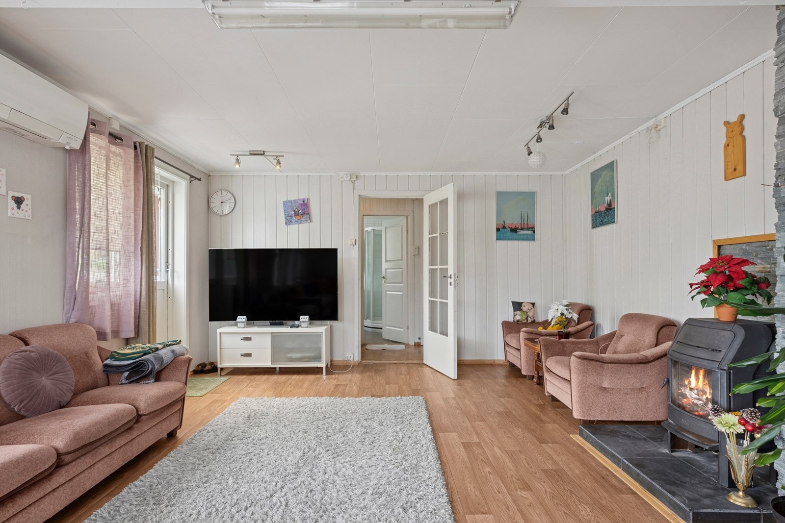 I stuen er det montert varmepumpe og også trivelig peis som byr på ekstra kos (L1) Galleribilde