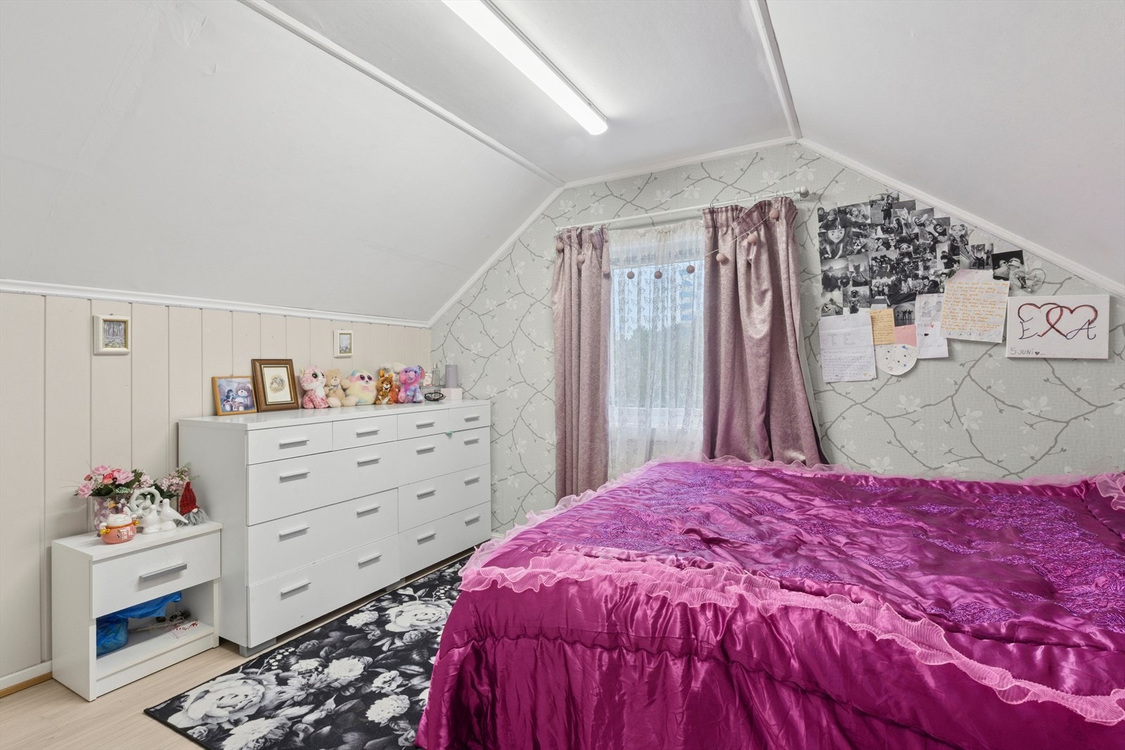 Loftet er innredet med to soverom, gang samt en bod(L1) Galleribilde