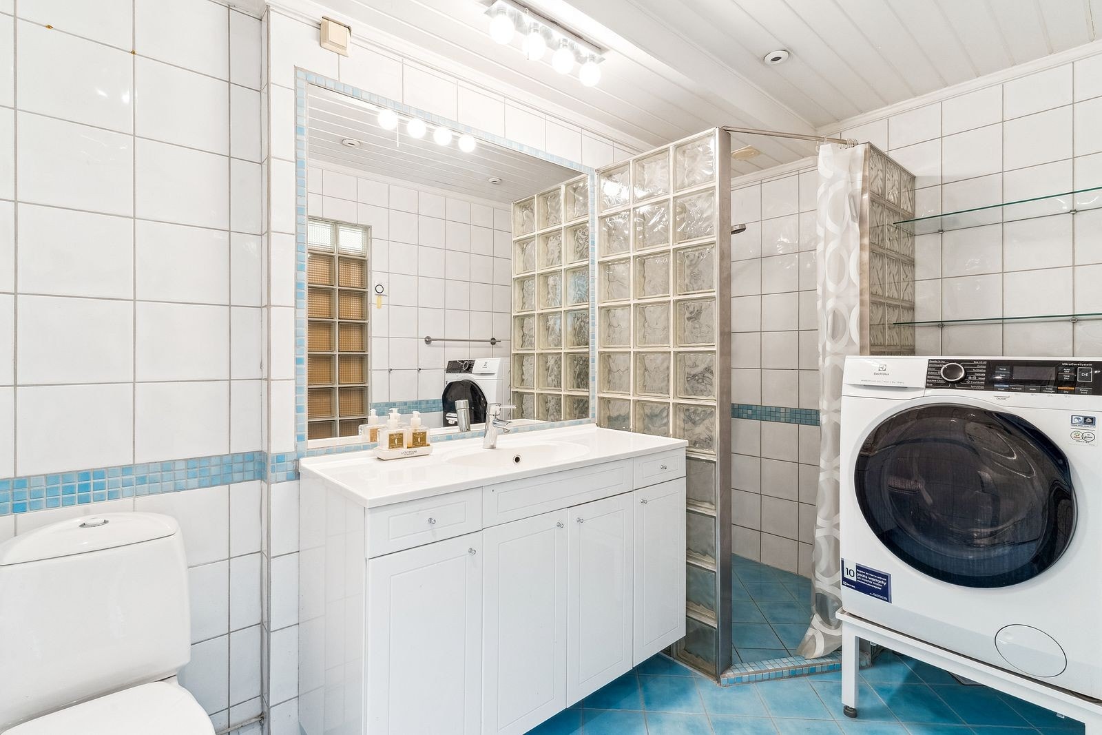 Flislagt bad med gulvvarme og opplegg for vaskemaskin. Vaskemaskin følger med. Galleribilde